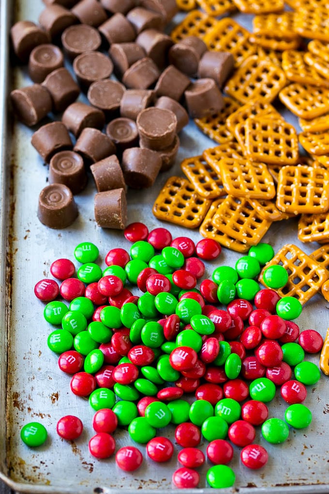 M & M's, pretzels y caramelos Rolo.