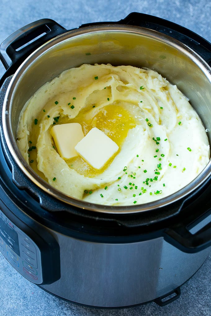 Puré de papas instantáneo con mantequilla y cebollino en una olla a presión.