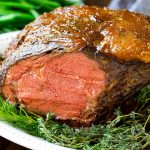 Un asado de costilla ahumada cocido a fuego medio en un plato para servir.