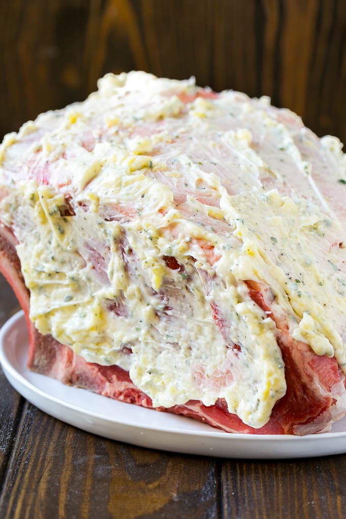 Un asado de costillas rebozado en mantequilla de ajo y hierbas.