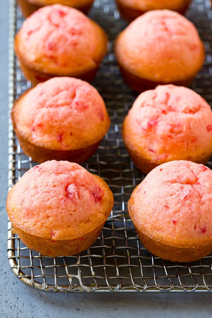 Muffins de cereza al horno en una rejilla para enfriar.