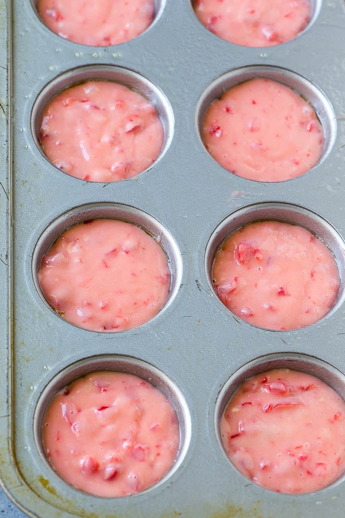 Masa para muffins de cereza dentro de moldes para muffins.