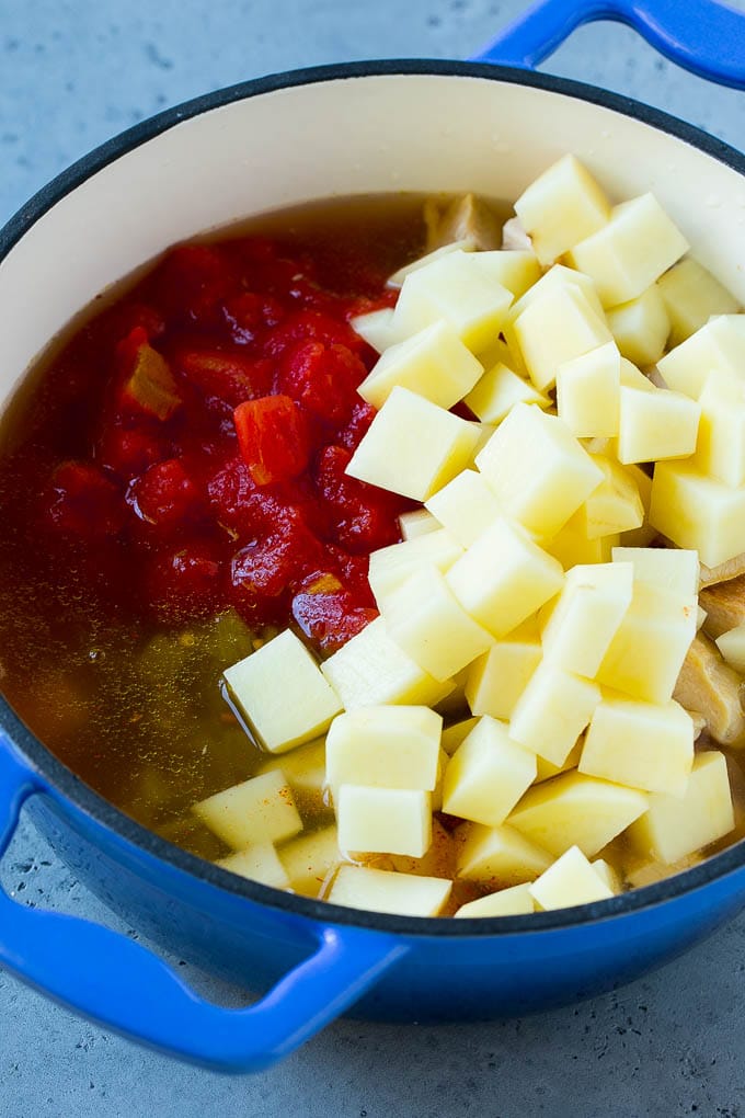 Sopa de pollo a la mexicana con papas en cubitos, tomates, pollo y verduras.