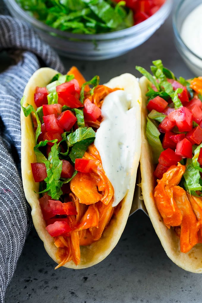 Tacos de pollo Buffalo | Receta de taco de pollo | Tacos de pollo picantes #tacos #tacotuesday #buffalopollo #pollo #ranch #dinner #dinneratthezoo Tacos de pollo búfalo rellenos de pollo rallado, lechuga, tomate y salsa ranchera.