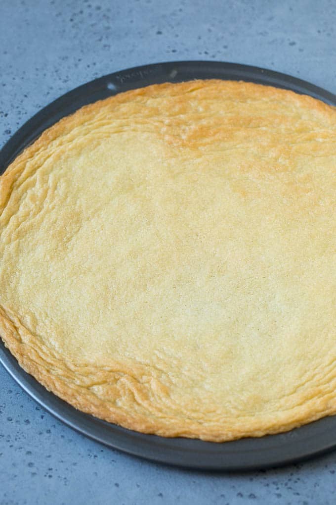 Una galleta de azúcar horneada en una sartén para pizza.