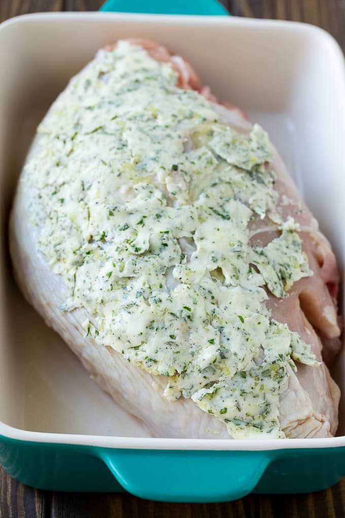Una pechuga de pavo cubierta de ajo y mantequilla de hierbas.
