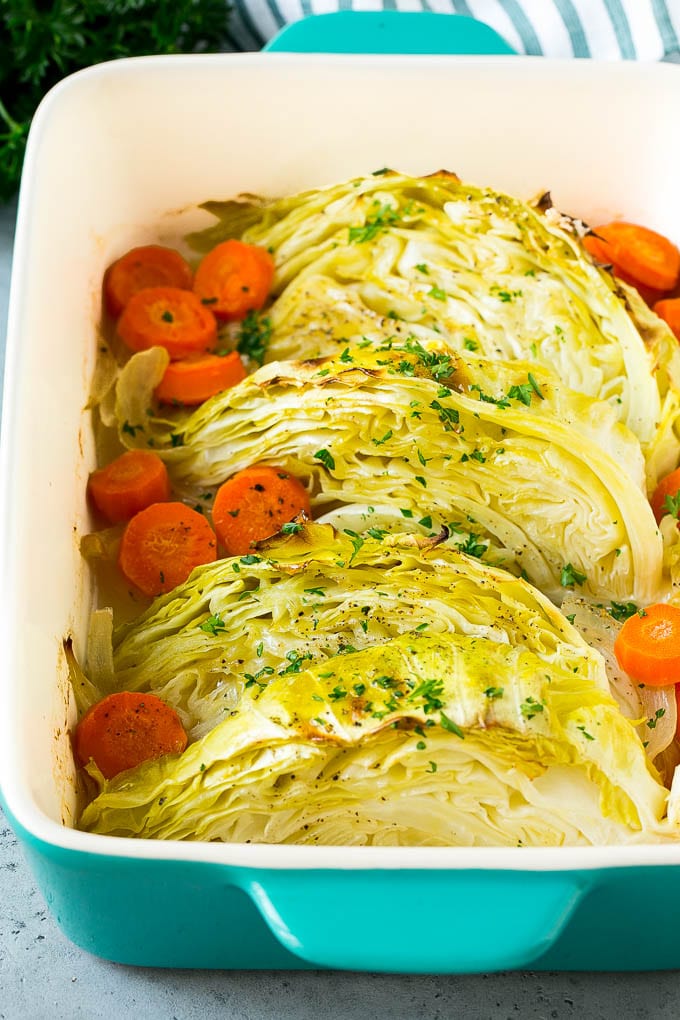 Repollo, zanahoria y cebolla braseada, aderezado con perejil.