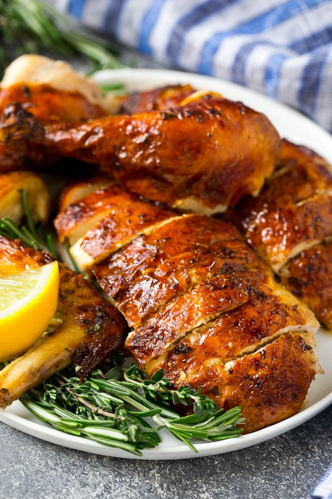 Receta de salmuera de pollo | Pollo asado | Receta de pollo entero # salmuera # pollo # cena # sin gluten # bajo en carbohidratos # dinneratthezoo Pollo sazonado en rodajas adornado con hierbas frescas.