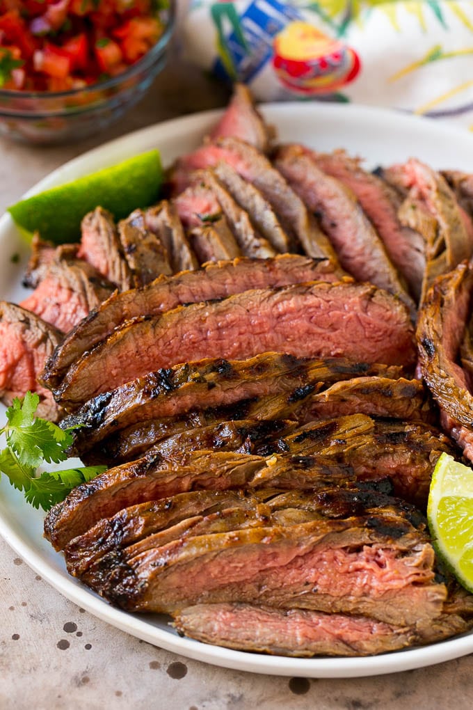 Receta de Tacos Carne Asada | Tacos de carne | Tacos Steak | Carne Asada #steak #meat #beef #tacos #avocate #dinner #dinneratthezoo Filete de carne asada en rodajas finas en un plato para servir.