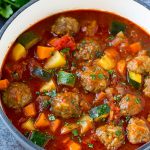 Sopa de albondigas elaborada con albóndigas de ternera, verduras y patatas.