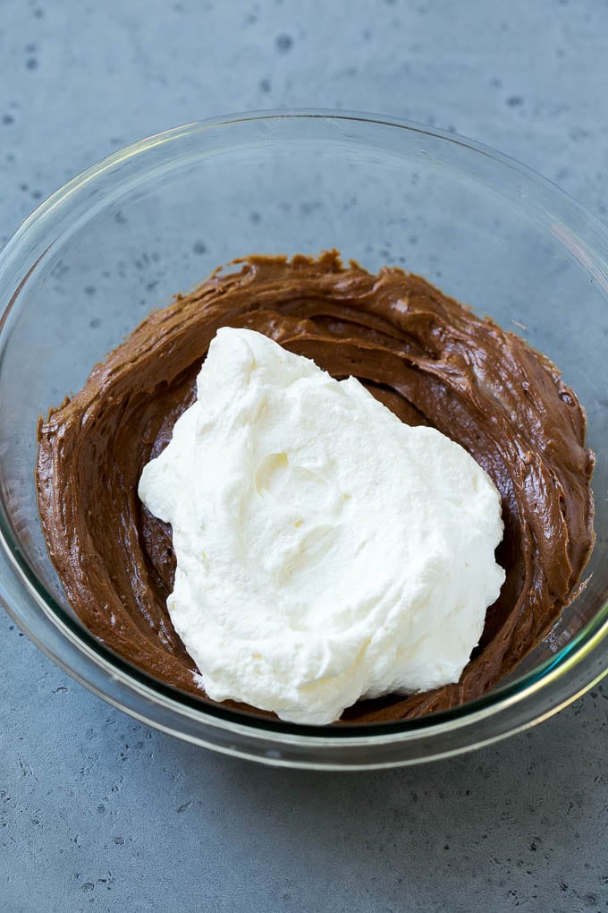 Nata montada para incorporar a una salsa de frutas con chocolate.