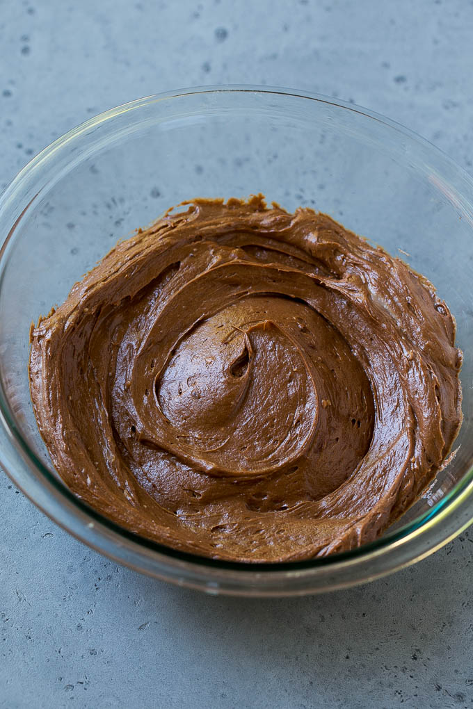 Se mezclan el azúcar en polvo, el queso crema y el chocolate derretido.