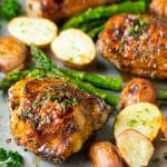 Muslos de pollo en vinagre balsámico con patatas asadas y espárragos.