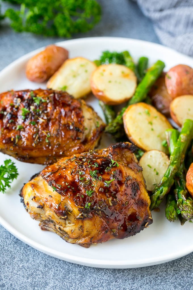 Receta de pollo balsámico | Pollo en un plato | Pollo glaseado # pollo # espárragos # papas # cena # sin gluten #dinneratthezoo Pollo balsámico, patatas y espárragos en un plato para servir.