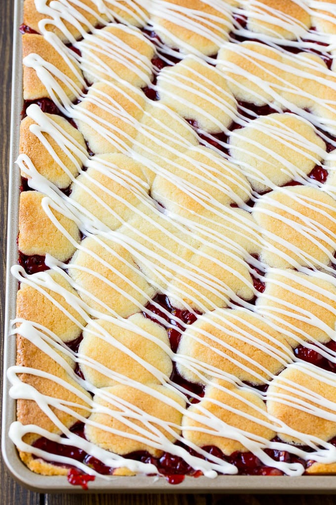 Barritas de cereza cubiertas con glaseado de vainilla.