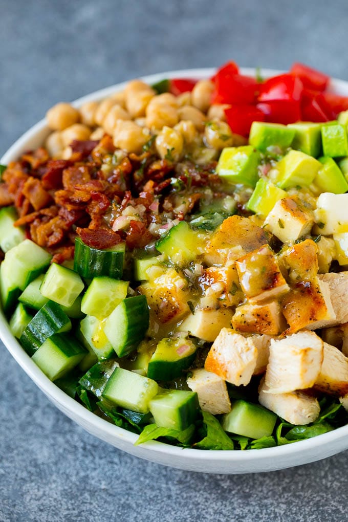 Pollo, pepino, aguacate, garbanzos, tomate y tocino con aderezo de la casa.
