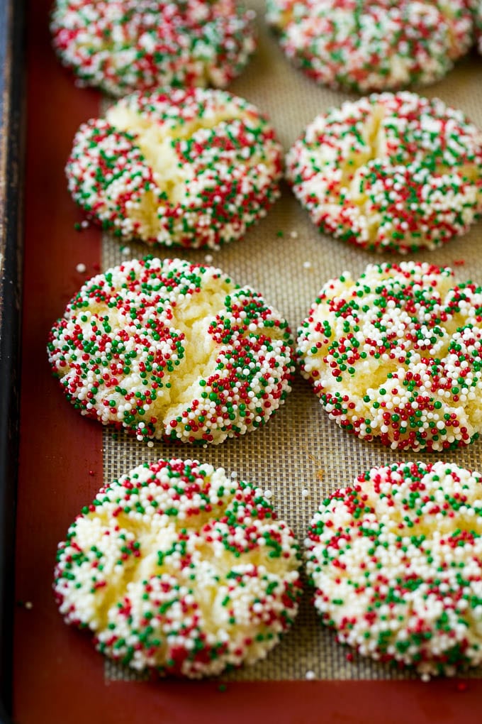 Galletas de mantequilla pegajosas al horno en una bandeja para hornear.