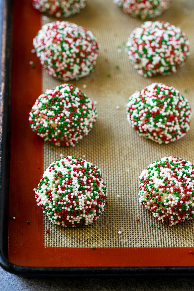 Bolas de masa de galletas de mantequilla pegajosas enrolladas en pepitas.