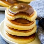 Una pila de galletas Twix con un bocado.