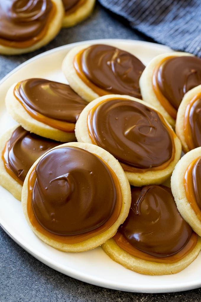 Un plato de galletas Twix cubiertas de caramelo y chocolate.