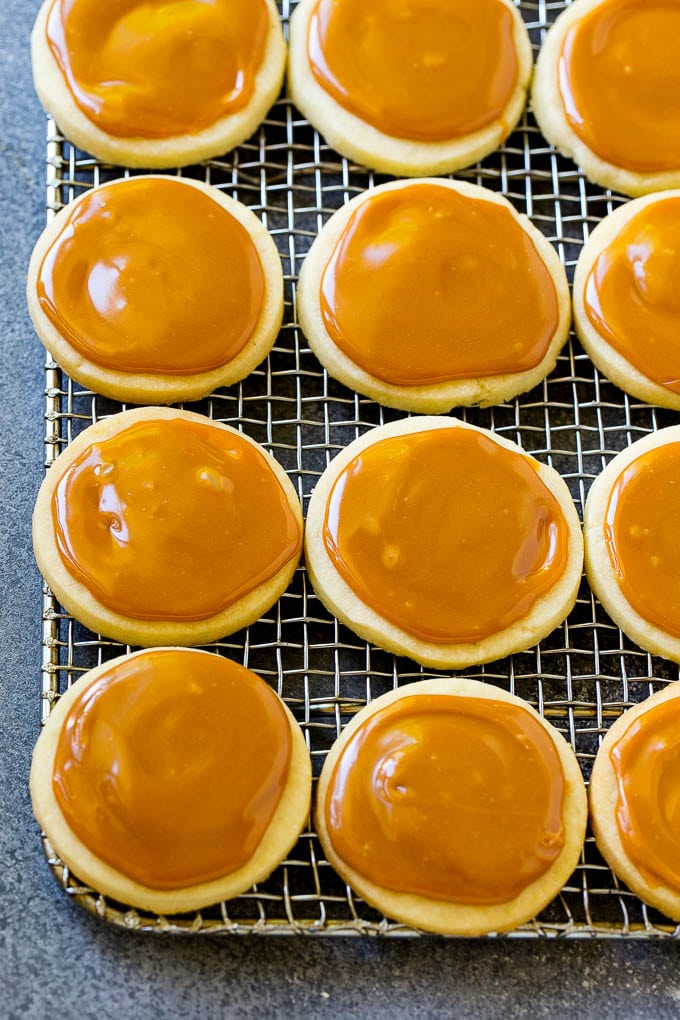 Galletas de masa quebrada adornadas con caramelo.
