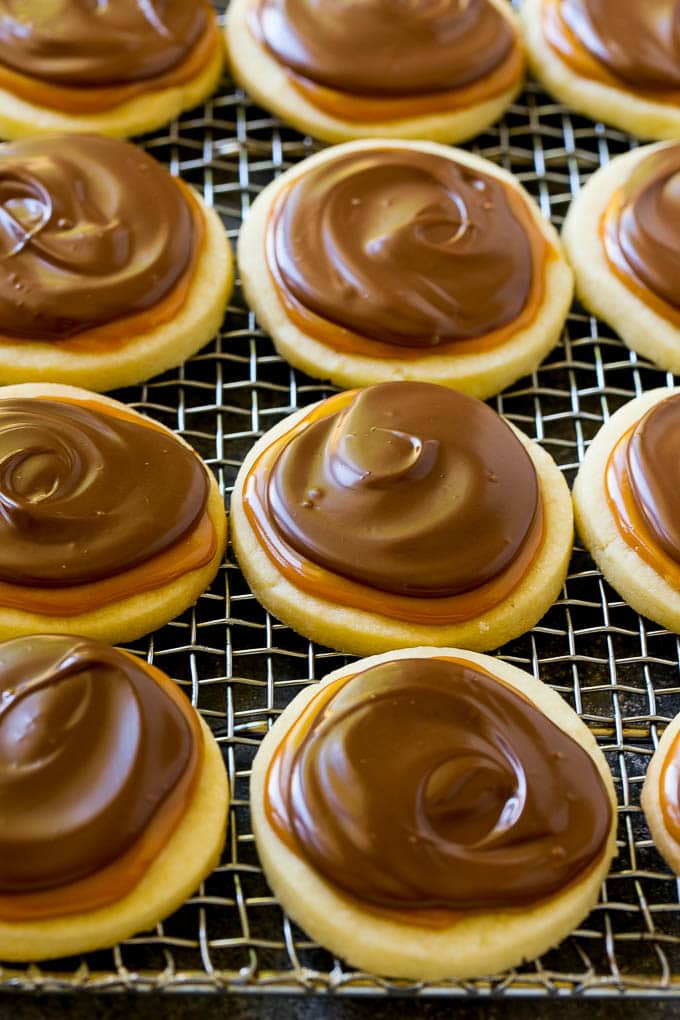 Twix galletas en una rejilla para enfriar.