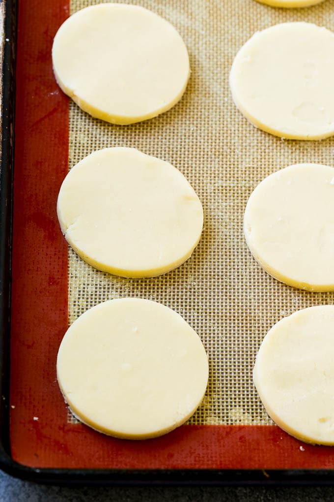 Masa para galletas de mantequilla en una bandeja para hornear.