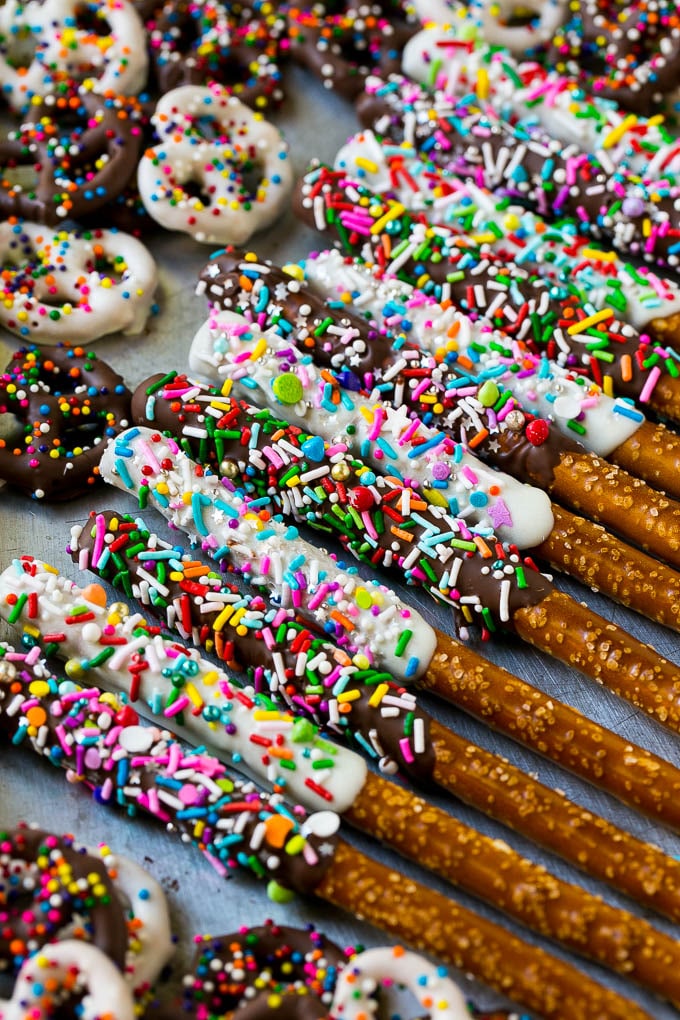 Receta de pretzels cubiertos de chocolate |  Espolvorear con pretzels |  Postre sin hornear # pretzel #chocolate # navidad #sprinkles #candy #dinneratthezoo