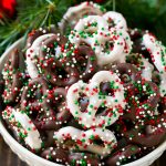 Pretzels cubiertos de chocolate en un bol con patatas fritas navideñas.