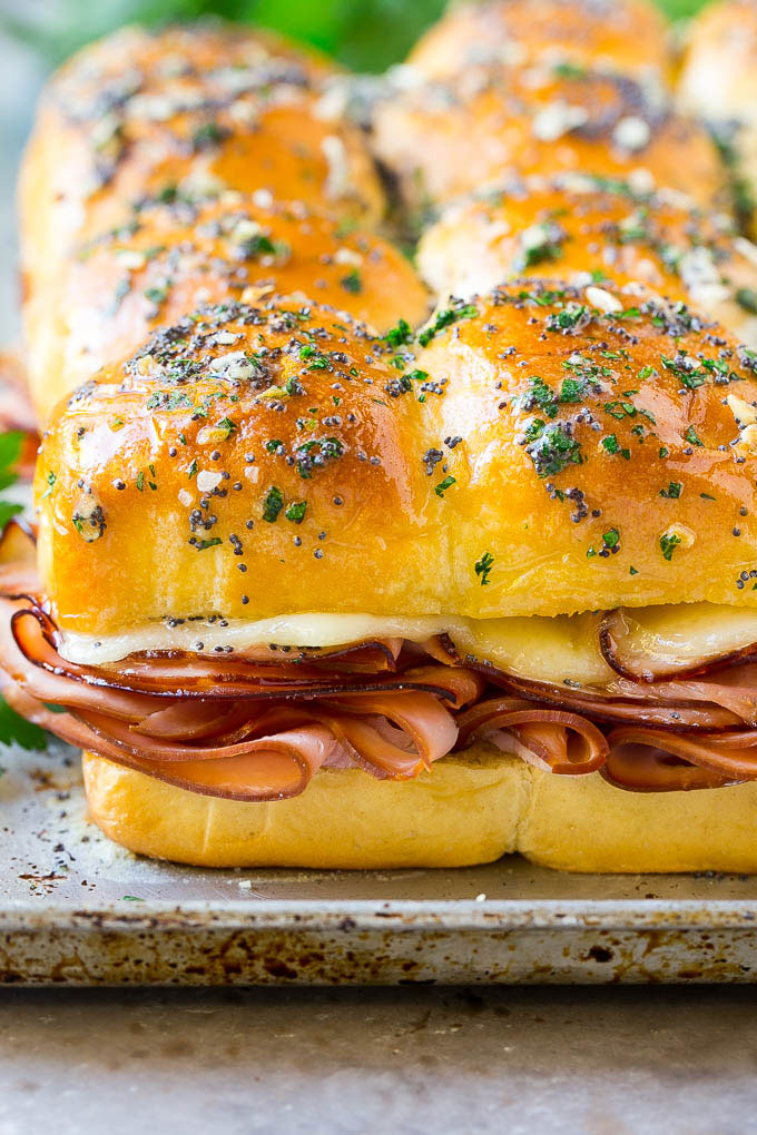 Jamón y queso con jamón picado, queso derretido y mantequilla de amapola, cocidos hasta que estén dorados.