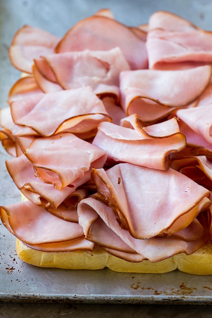 Jamón curado en copos sobre bollos hawaianos.
