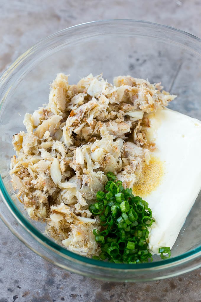 Receta de cangrejo de Rangún | Wonton de cangrejo | Wonton de queso crema # cangrejo # queso #aperitivo # merienda #comida china # cena #dinneratthezoo Carne de cangrejo, queso crema, ajo en polvo, cebollas verdes y salsa Worcestershire en un bol.