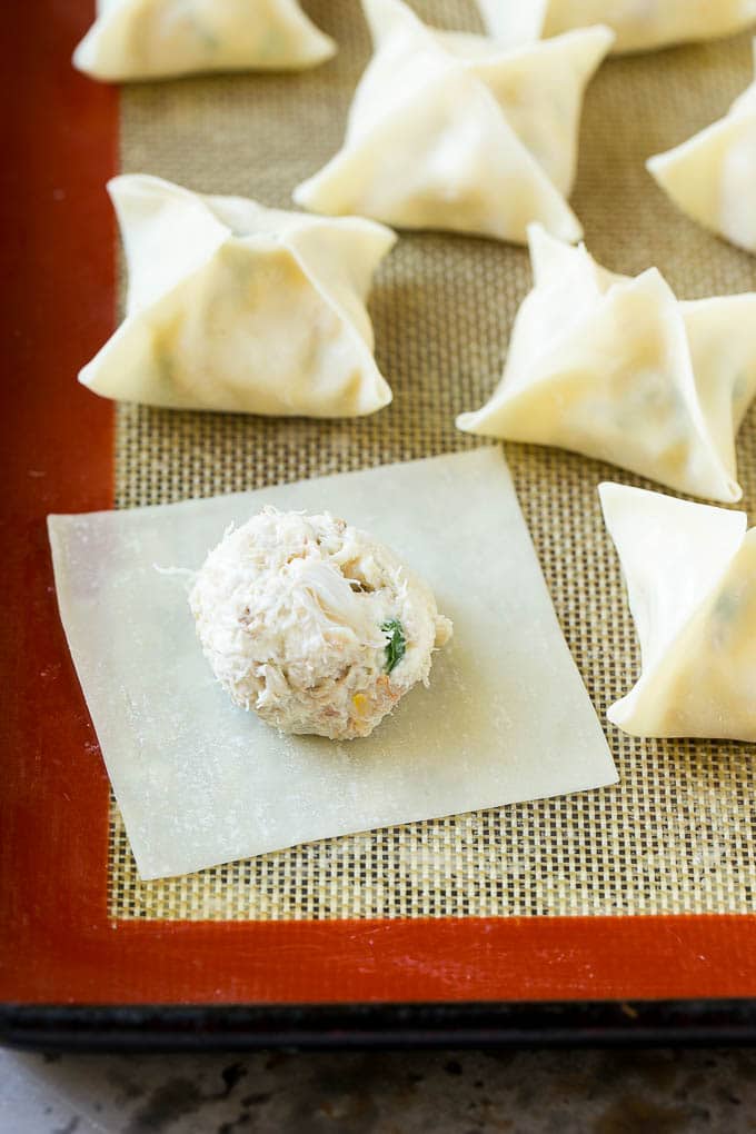 Receta de cangrejo de Rangún | Wonton de cangrejo | Wonton de queso crema # cangrejo # queso #aperitivo # merienda #comida china # cena #dinneratthezoo Un wrap de wonton con una cucharada de cangrejo y queso crema.