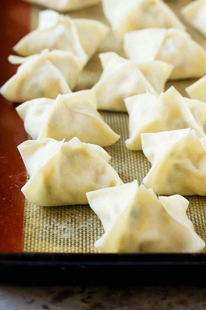Receta de cangrejo de Rangún | Wonton de cangrejo | Wonton de queso crema # cangrejo # queso #aperitivo # merienda #comida china # cena #dinneratthezoo Albóndigas de rangoon de cangrejo crudo listas para poner en la freidora.