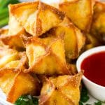 Un montón de albóndigas de cangrejo rangoon rellenas con una cremosa mezcla de cangrejo.