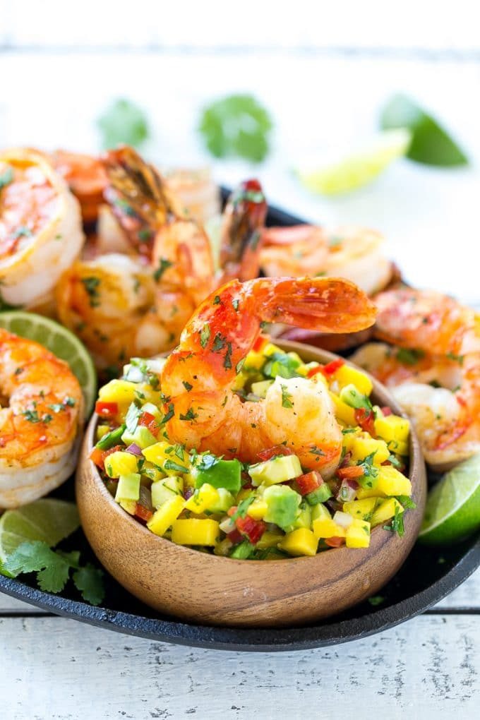 Cilantro y camarones a la lima servidos con salsa de mango y aguacate.