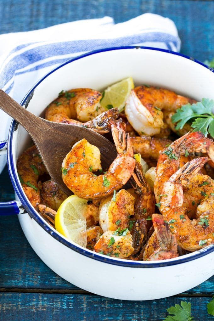 Camarones BBQ de Nueva Orleans | Camarones a la plancha # Camarones # Mariscos # Cena # Aperitivo # Cenaatthezoo Camarones a la plancha en salsa picante de mantequilla en una cacerola.