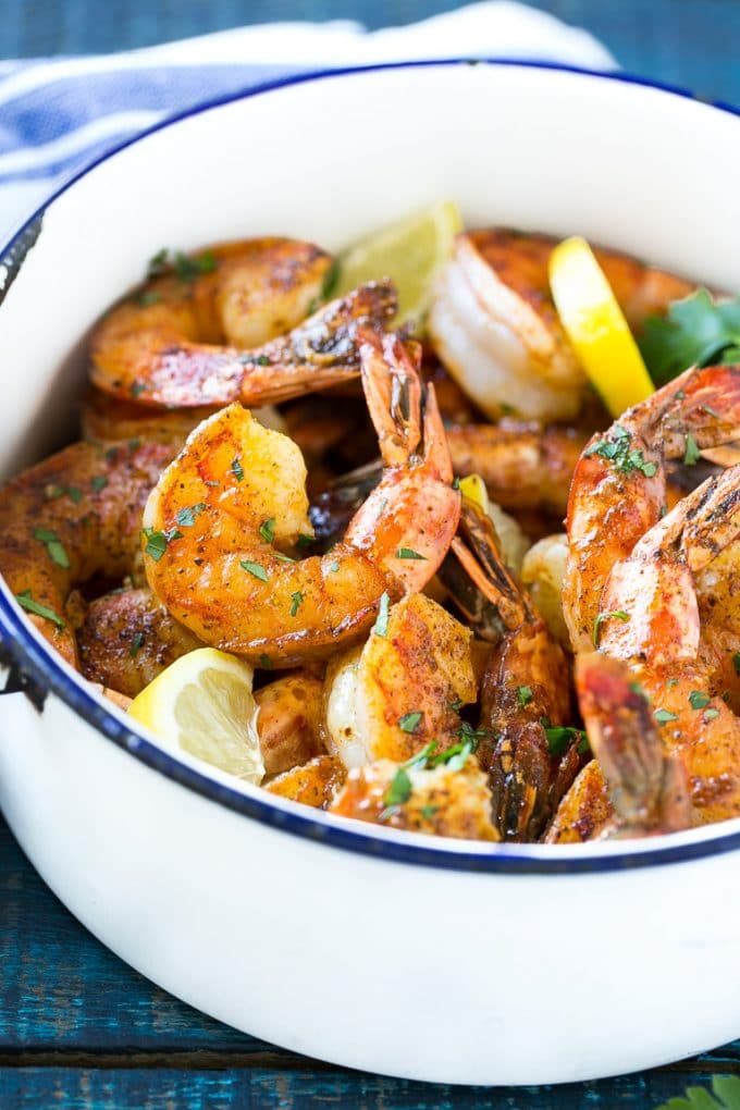Camarones BBQ de Nueva Orleans | Camarones a la plancha # Camarones # Mariscos # Cena # Aperitivo # Cenaatthezoo Una olla de camarones a la barbacoa de Nueva Orleans con rodajas de limón y perejil.