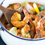 Esta receta de camarones a la barbacoa de Nueva Orleans son camarones tiernos y suculentos cocinados en una salsa fuerte y picante, ¡llena de sabor y fácil de hacer!