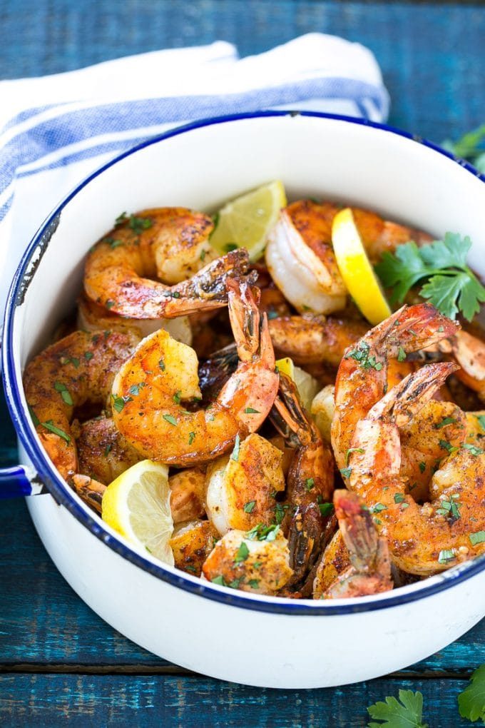 Camarones BBQ de Nueva Orleans | Camarones a la plancha # Camarones # Mariscos # Cena # Aperitivo # Cenaatthezoo Camarones gigantes cocidos en una salsa de mantequilla picante, luego adornados con rodajas de limón y perejil picado.