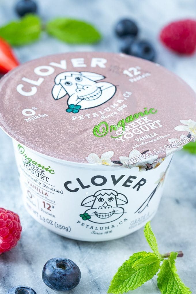 Una taza de yogur griego de la marca Clover.