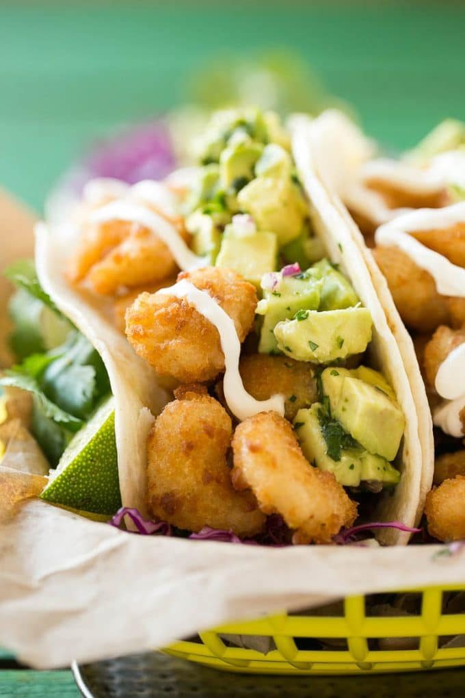 Tacos de camarones fritos en tortillas de harina con aguacate y crema agria.
