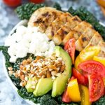 Esta receta de ensalada de col toscana está cargada de col rizada, pollo a la parrilla, aguacate, tomates, almendras y queso feta, todo mezclado en una simple vinagreta de limón.  ¡Una comida sencilla y saludable!  #LaneToGreatness #ad