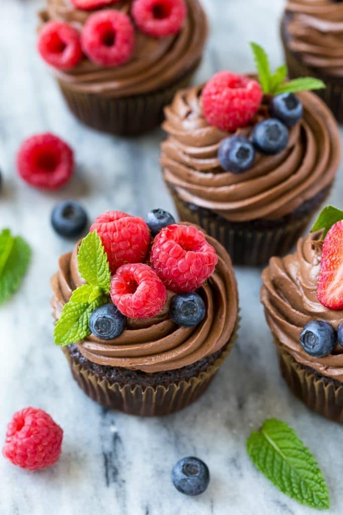 Cupcakes de chocolate y avellanas con guarnición de bayas frescas y menta.