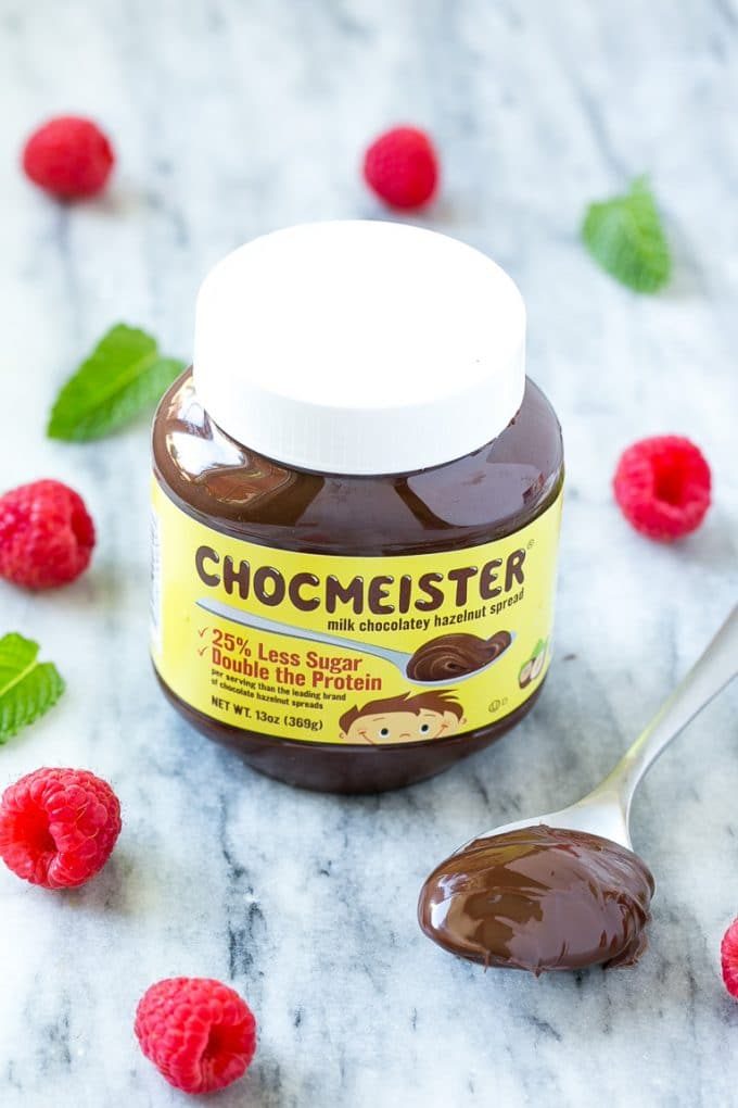 Un tarro de crema de chocolate y avellanas.