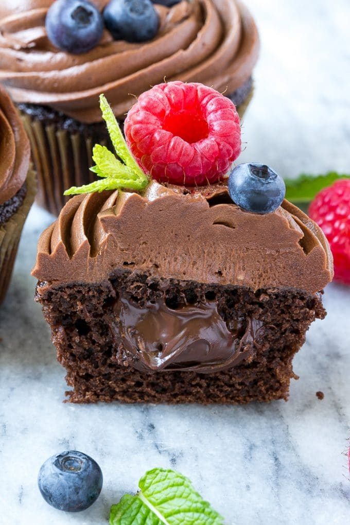 Una rebanada de un cupcake de chocolate relleno de Nutella.