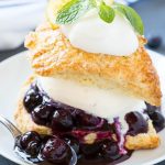 Esta receta de tarta de arándanos es helado de vainilla casero y salsa de arándanos intercalados entre la tarta de limón y terminada con crema batida.  ¡Este postre sencillo y elegante es perfecto para cualquier ocasión!