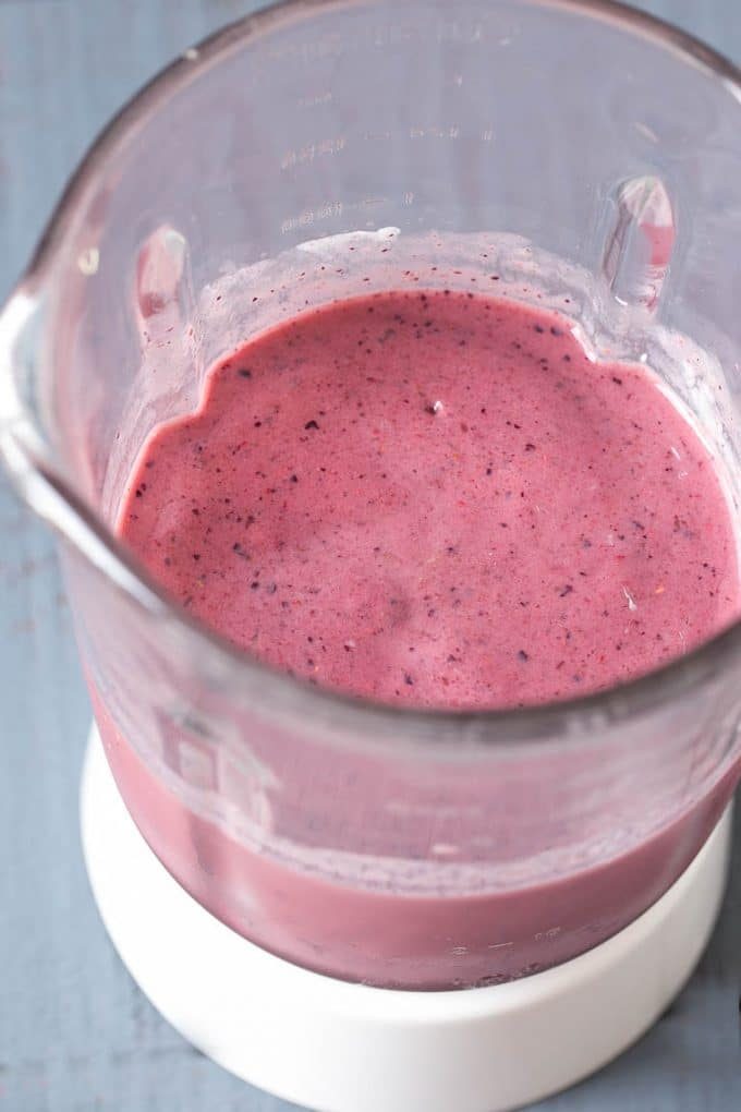 Batido de batido de acai listo para poner en un bol.