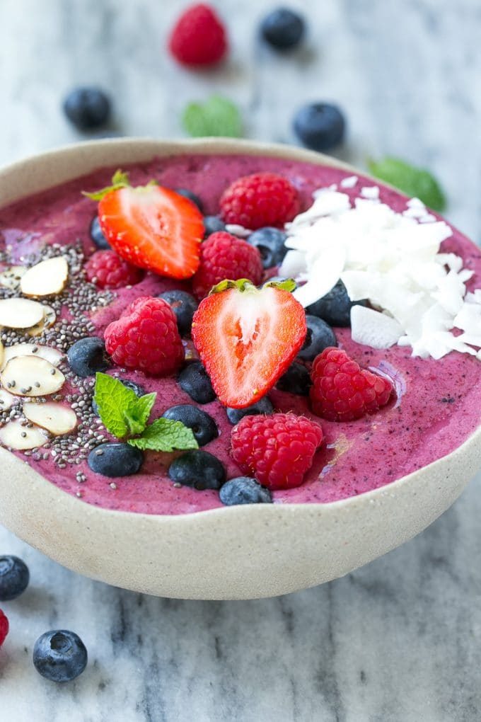 Tazón de batido de acai con fruta fresca y coco.