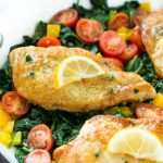Esta receta de pechuga de pollo con espinacas chamuscadas es un plato único hecho con pechugas de pollo y verduras en la más deliciosa salsa de limón, mantequilla y hierbas.